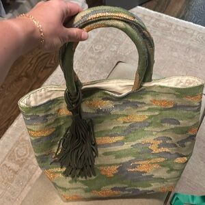 WKND WYFR tote
